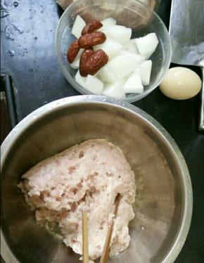 现在开始这种肉丸，加入调料顺序为:料酒~耗油~葱姜水~鸡蛋~香油。每加一种都要先搅拌均匀后再加另一种。