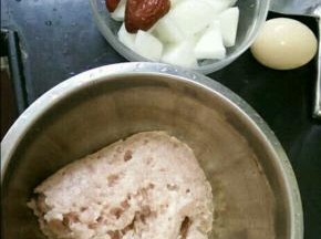 现在开始这种肉丸，加入调料顺序为:料酒~耗油~葱姜水~鸡蛋~香油。每加一种都要先搅拌均匀后再加另一种。