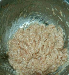 用筷子朝一个方向不停搅拌，一直到肉泥有弹性为止。