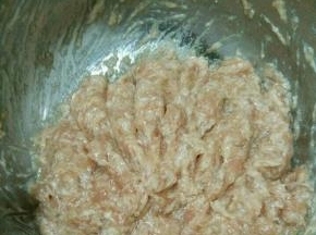 用筷子朝一个方向不停搅拌，一直到肉泥有弹性为止。