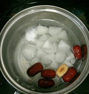 锅里放入萝卜和红枣，加入适量水，煮到萝卜熟后转最小火。