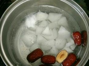 锅里放入萝卜和红枣，加入适量水，煮到萝卜熟后转最小火。