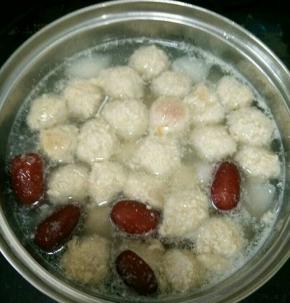 待肉丸全部浮起来，再煮几分钟关火，加入适量盐和葱花。