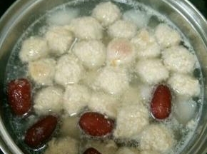 待肉丸全部浮起来，再煮几分钟关火，加入适量盐和葱花。