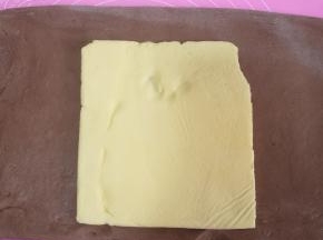 然后擀成长方形把冷冻好的黄油放在中间。