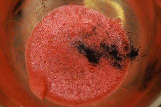 玉米油加牛奶混合乳化后加入3克红丝绒液，拌均匀后加入竹炭粉或可可粉