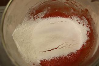 筛入低粉，“Z”字型拌至无干粉