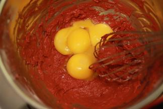 磕入蛋黄，拌匀