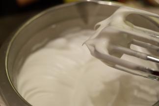 蛋清打发至粗泡，滴入几滴柠檬汁，三次将细砂糖加入蛋清内，打发至提起打蛋器蛋清呈大弯钩（即湿性发泡）