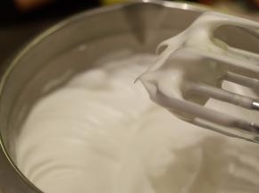 蛋清打发至粗泡，滴入几滴柠檬汁，三次将细砂糖加入蛋清内，打发至提起打蛋器蛋清呈大弯钩（即湿性发泡）