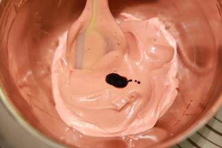 将混合好的蛋糕糊分成两份，其中一份加入一滴红丝绒液，拌匀