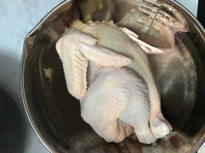 将鸡去头、脖子、内脏和鸡脚，清洗干净，用厨房纸吸干水分。