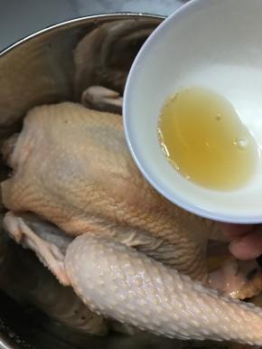 先加入适量料酒，将鸡全身抹匀