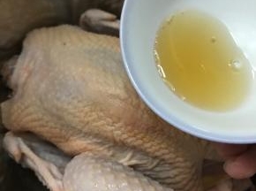 先加入适量料酒，将鸡全身抹匀