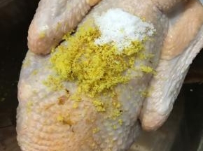 再加入沙姜蓉、盐，继续将鸡内外抹匀