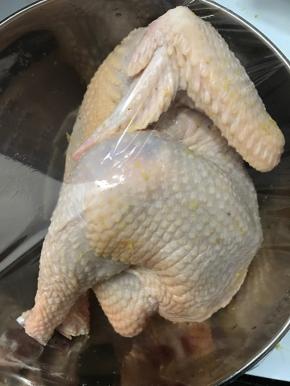 放入盆中，覆盖上保鲜膜，放冰箱冷藏腌制2小时以上。