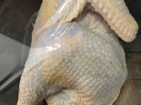 放入盆中，覆盖上保鲜膜，放冰箱冷藏腌制2小时以上。