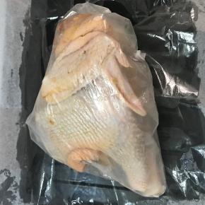 取两张砂纸刷上食用油，将鸡包裹住。