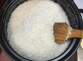 把海盐放入黑乐砂锅中，炒制滚烫。