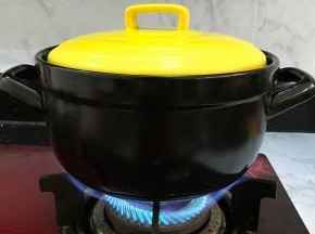 盖上盖子，先大火焗烤10分钟