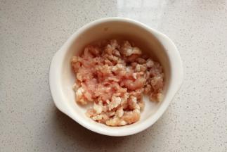 准备肉末少许备用