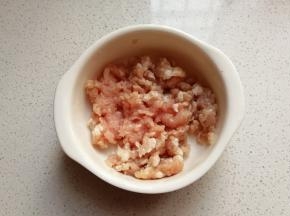 准备肉末少许备用