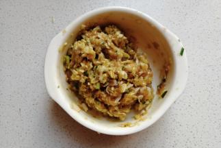 然后把包菜末、葱花、虾皮都放入肉末中，再调入适量食用油，盐，料酒，生抽，胡椒粉搅拌均匀
