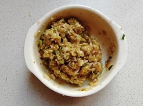 然后把包菜末、葱花、虾皮都放入肉末中，再调入适量食用油，盐，料酒，生抽，胡椒粉搅拌均匀

