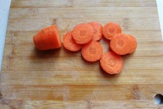 胡萝卜一个切几片稍微厚的胡萝卜片