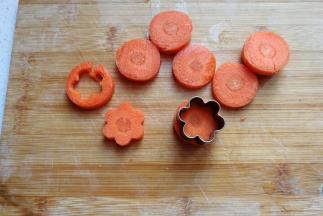 然后用花朵小模具刻出几朵胡萝卜花
