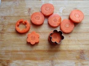 然后用花朵小模具刻出几朵胡萝卜花