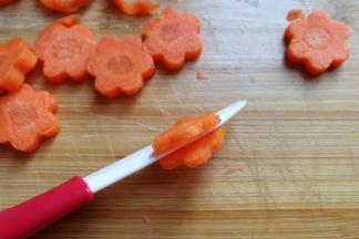 再从胡萝卜花朵从间片开，不要切断留少许部分