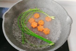 再放入胡萝卜花也一起焯下水