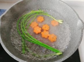 再放入胡萝卜花也一起焯下水