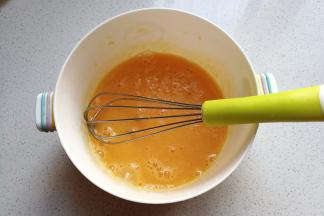 鸡蛋打入大碗中，加入淀粉和少许牛奶搅拌均匀，然后过筛一次备用