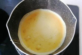 不沾锅先刷一层薄薄的食用油，然后舀一勺蛋糊摊成薄薄的鸡蛋饼（不沾锅尽量选用小点的平底锅最好，我没有小号平底锅用小奶锅代替了）