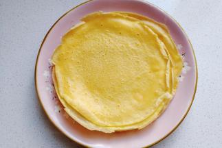 依次煎完所有鸡蛋饼