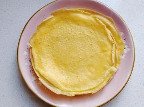 依次煎完所有鸡蛋饼
