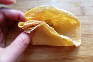 然后捏皱折旋转着包起来