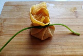 取一根蒜苔系起来