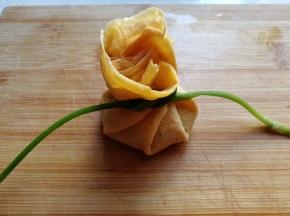 取一根蒜苔系起来