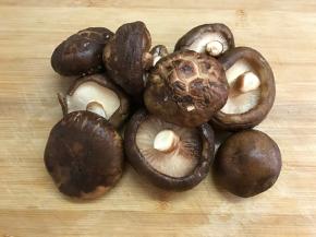 香菇洗净切去根部。