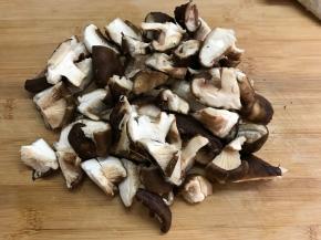 把洗净的香菇切成小块。