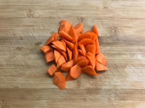 胡萝卜去皮后切滚刀块。