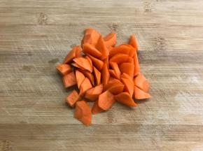 胡萝卜去皮后切滚刀块。