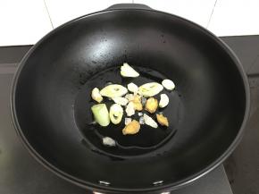 锅中倒适量油放入葱、姜、蒜和冰糖翻炒。