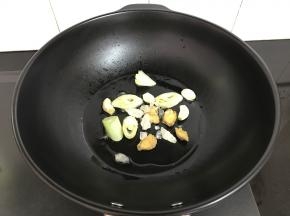 锅中倒适量油放入葱、姜、蒜和冰糖翻炒。