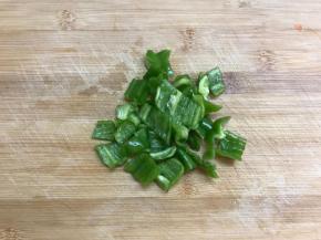 青椒洗净后切块。