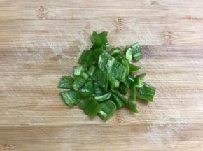 青椒洗净后切块。