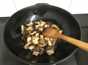 再放入切块的香菇炒均匀。